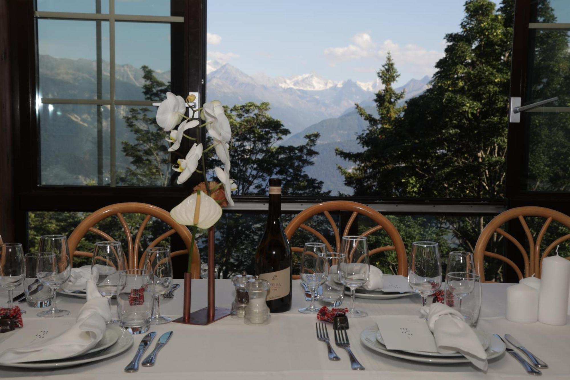 Hotel-Restaurant Le Mont Paisible, クラン エクステリア 写真